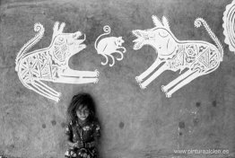 Una joven frente a pinturas mandana, Rajasthan Una joven frente a pinturas mandana, Rajasthan