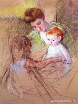 Madre e hija mirando al bebé Madre e hija mirando al bebé