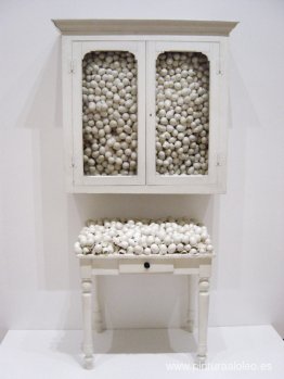Gabinete blanco y mesa blanca. Gabinete blanco y mesa blanca.