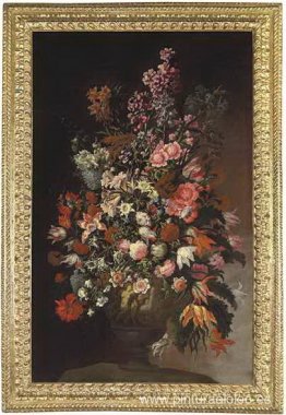 Rosas, tulipanes, crisantemos y otras flores, en una urna esculp Rosas, tulipanes, crisantemos y otras flores, en una urna esculp