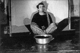 Intenta ser una escultura. Intenta ser una escultura.