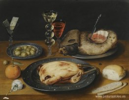 Bodegón de pollo asado, jamón y aceitunas en platos de peltre co Bodegón de pollo asado, jamón y aceitunas en platos de peltre co