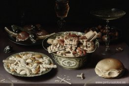 Tres platos de dulces y castañas con tres vasos sobre una mesa. Tres platos de dulces y castañas con tres vasos sobre una mesa.