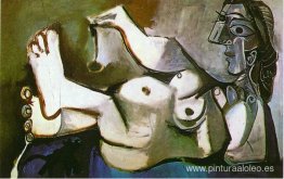 Desnuda femenina tumbada jugando con gato Desnuda femenina tumbada jugando con gato