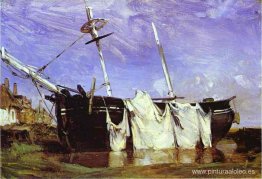 Un barco varado en un puerto durante la marea baja. Un barco varado en un puerto durante la marea baja.