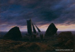 Barco pesquero entre dos rocas en la playa del Mar Báltico Barco pesquero entre dos rocas en la playa del Mar Báltico