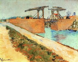 El puente Langlois en Arles con la carretera que bordea el canal El puente Langlois en Arles con la carretera que bordea el canal