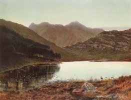 Blea tarn con las primeras luces, Langdale lucios en la distanci Blea tarn con las primeras luces, Langdale lucios en la distanci