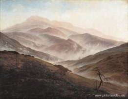 Paisaje de montañas gigantes con niebla creciente Paisaje de montañas gigantes con niebla creciente