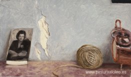 Foto de la madre del artista, ovillo de hilo y despertador. Foto de la madre del artista, ovillo de hilo y despertador.