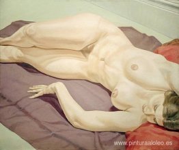 Desnudo femenino acostado sobre cortina morada Desnudo femenino acostado sobre cortina morada