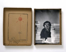 Hombre cargando su propio sol en una cuerda Hombre cargando su propio sol en una cuerda