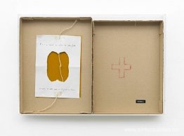 Il y a un noeud au milieu de cette ficelle au centre de cette pa Il y a un noeud au milieu de cette ficelle au centre de cette pa