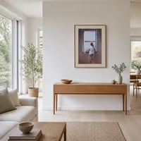 figura en una ventana — Casa escandinava