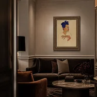 Autorretrato con las manos en el pecho — Hotel boutique