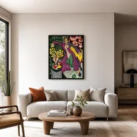 Mujer con un abrigo morado  — Residencia contemporánea