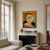 mujer junto a la ventana — Apartamento parisino