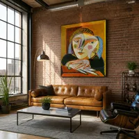 mujer junto a la ventana — Loft moderno