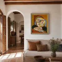 mujer junto a la ventana — Casa mediterránea