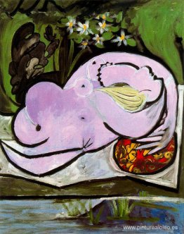 Desnudo femenino en el jardín. Desnudo femenino en el jardín.