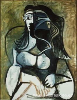 mujer en sillón mujer en sillón