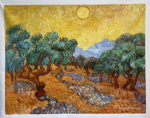 Olivos con cielo amarillo y sol.
