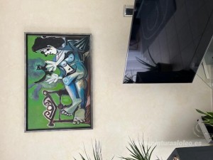 Mujer desnuda acostada con gato.
