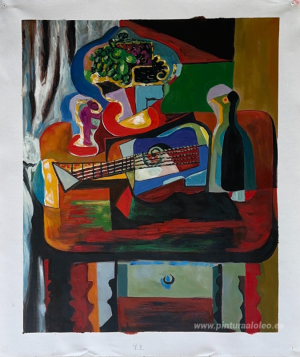 Guitarra, botella, frutero y vaso sobre la mesa.