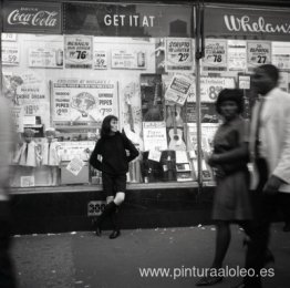 Nueva York (mujer apoyada en el escaparate de una tienda) Nueva York (mujer apoyada en el escaparate de una tienda)