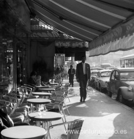París, Francia (hombre caminando, café callejero al aire libre) París, Francia (hombre caminando, café callejero al aire libre)